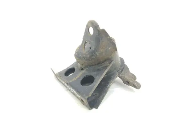 Nissan Primera Engine mount bracket