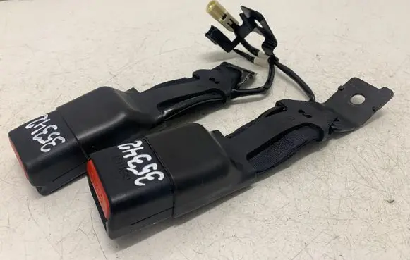 Toyota Verso-S Middle seatbelt buckle (rear) 6182662B 2084160