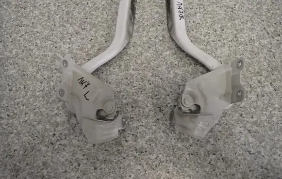 Suzuki Swift II Engine bonnet/hood hinges