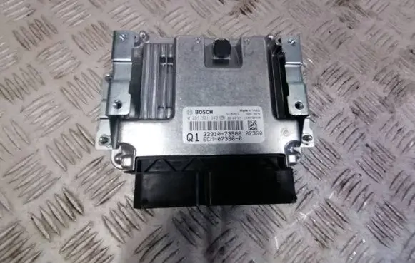 Suzuki Swift III Engine control unit/module 3391073S00 0261S21949 ECM073S00