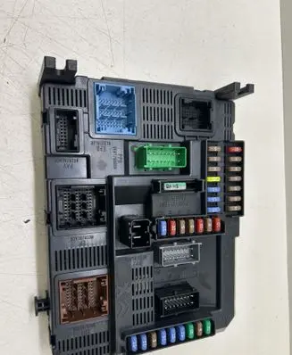 Peugeot 308 Fuse module 9807054180