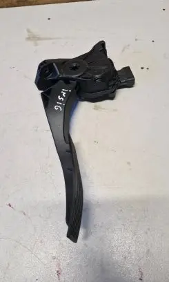 Accelerator throttle pedal
