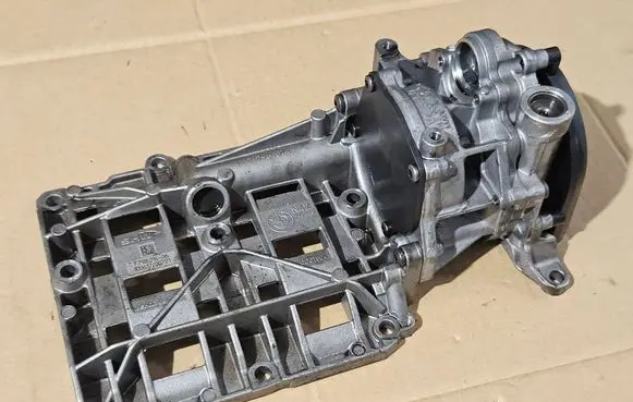 BMW 3 E90 E91 Oil pump 7798014 10061700771