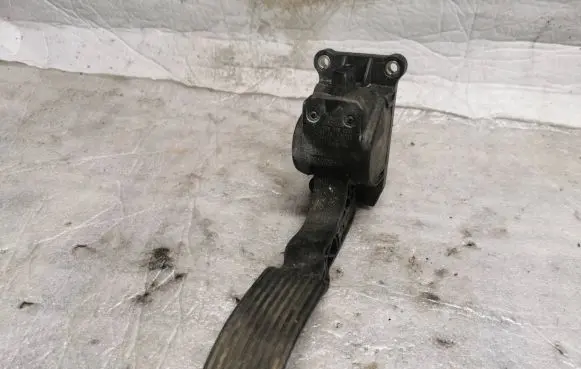 Mercedes-Benz Vito Viano W639 Accelerator throttle pedal A9063000304 0280755025