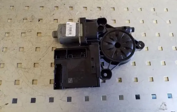 Volkswagen PASSAT B7 Front door window regulator motor 3AA959702A