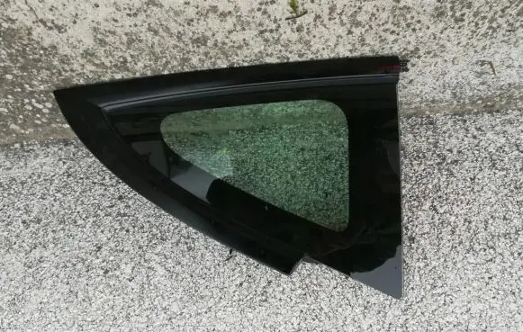 Tesla Model 3 Rear side window