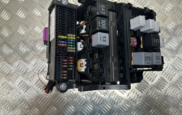 Volkswagen Tiguan Fuse box set 1004352266