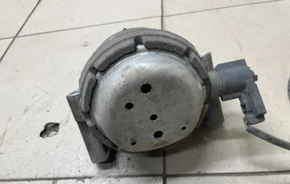 Audi A6 C7 Engine mount bracket