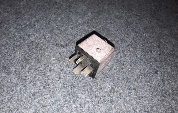 BMW 5 E39 Other relay 8365326