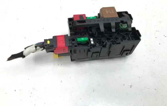 Opel Mokka B Fuse module 96QH030380