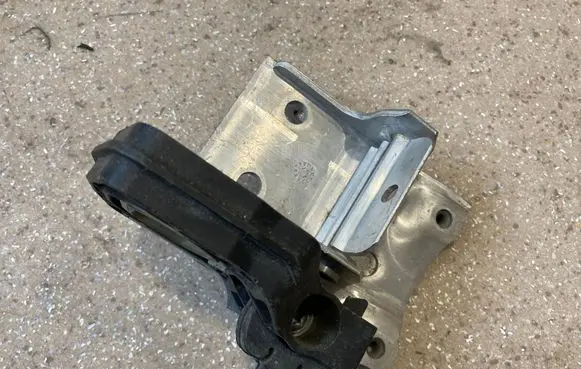 BMW 5 F10 F11 Radiator mount bracket 7186513
