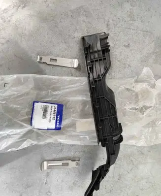 Headlight/headlamp mounting bracket