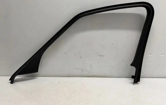 Opel Zafira C Front door glass trim molding 13361229