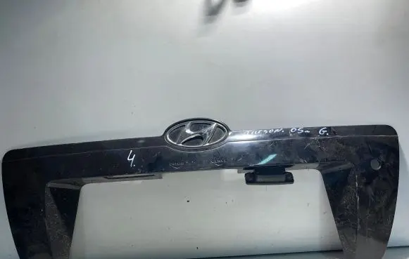 Tailgate trim