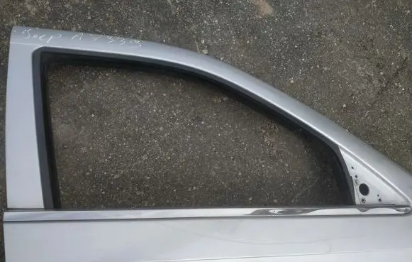 Jeep Grand Cherokee (WK) Front door glass trim molding 