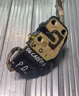 KIA Carens I Front door lock