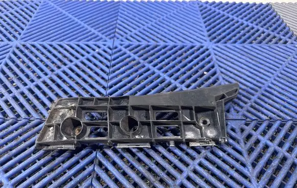 Toyota Prius (XW30) Front bumper mounting bracket 52116 47020