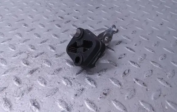 BMW XM Muffler mount bracket/holder 8631988 7935432