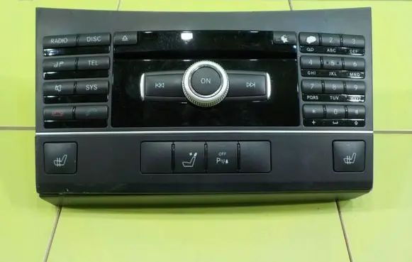 Mercedes-Benz E W212 Radio/CD/DVD/GPS head unit A2128202610 CL17