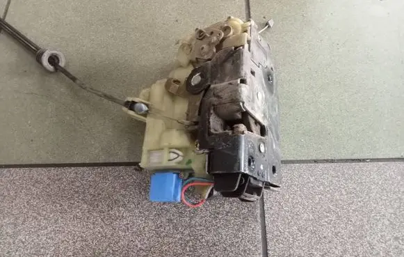 Skoda Fabia Mk1 (6Y) Front door lock 3B1837016BQ 993019101