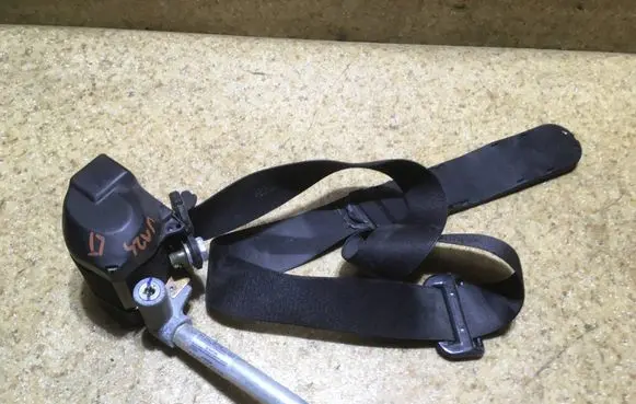 Mercedes-Benz E W124 Front seatbelt 