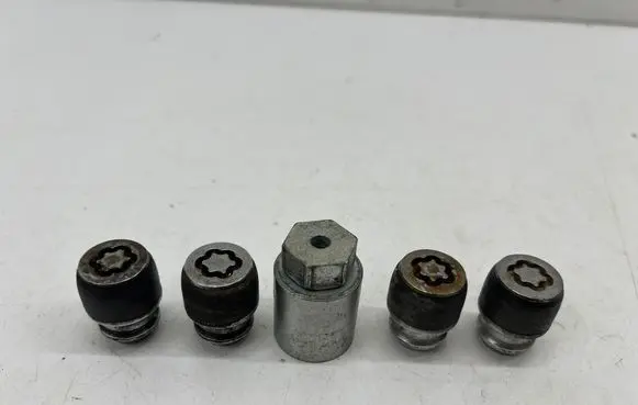 Mazda CX-30 Anti-theft wheel nuts and lock 