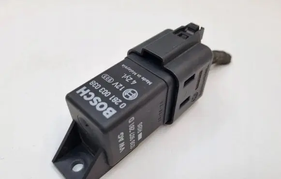 Volkswagen Golf V Glow plug pre-heat relay 0281003038 038907281D
