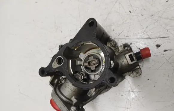Audi A4 S4 B8 8K Vacuum pump 06J145100C