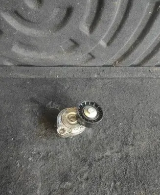 Volvo V70 Alternator belt tensioner