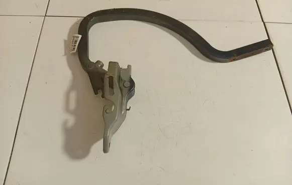 Subaru Legacy Tailgate/trunk/boot hinge