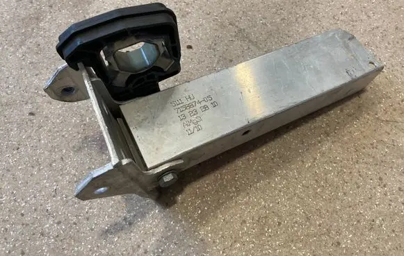 BMW 5 GT F07 Radiator mount bracket 7158874 7186514