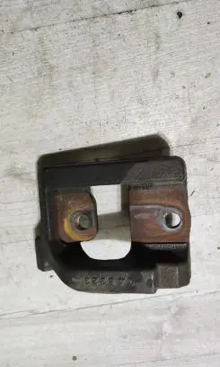 Mazda 3 III Engine mount bracket 46323