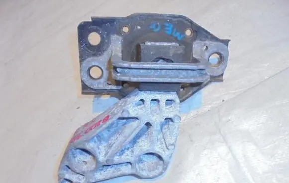 Engine mount vacuum valve