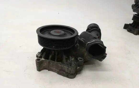 BMW 5 E60 E61 Water pump 7790045