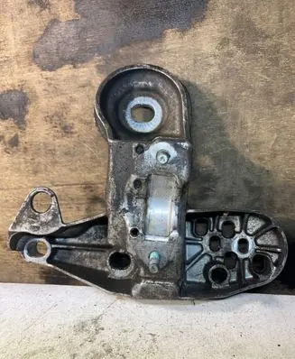 Audi A4 S4 B7 8E 8H Engine mounting bracket 8E0199351