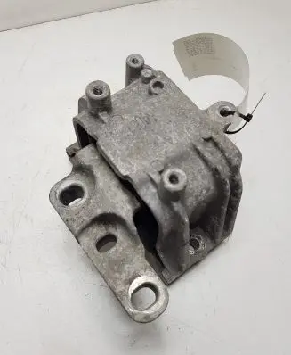 Volkswagen PASSAT B7 Engine mount bracket 1K0199262