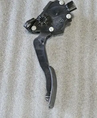 Accelerator throttle pedal