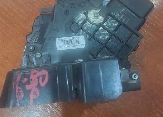 Volvo V50 Front door lock 30799302