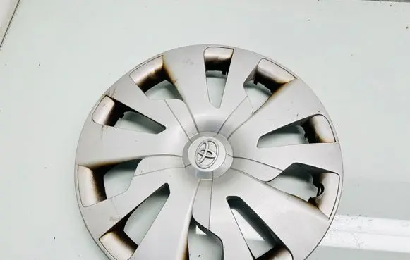 Toyota Yaris R15 wheel hub/cap/trim 426020D300