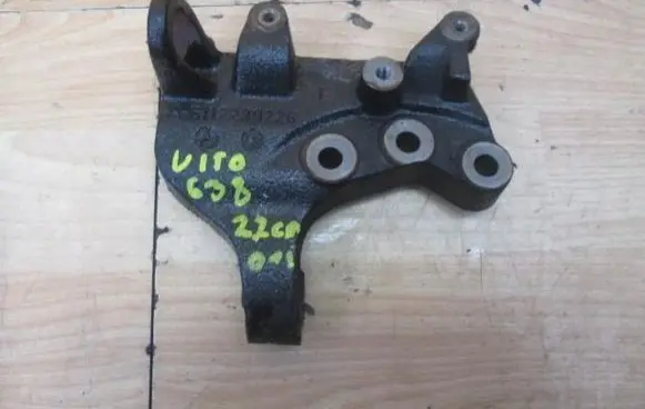 Mercedes-Benz Vito Viano W638 Engine mount bracket A2126900807