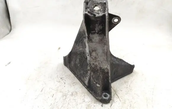 Volkswagen PASSAT B5 Engine mounting bracket