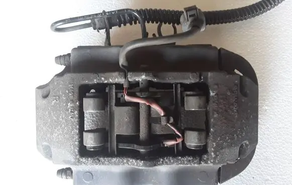 Volkswagen Touareg I Front brake caliper 209236052A