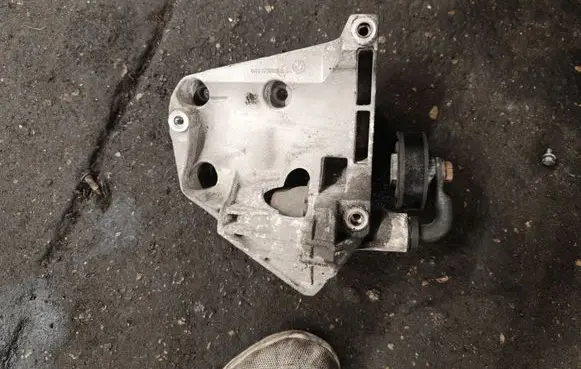 BMW X5 E53 A/C compressor mount bracket 64557786708