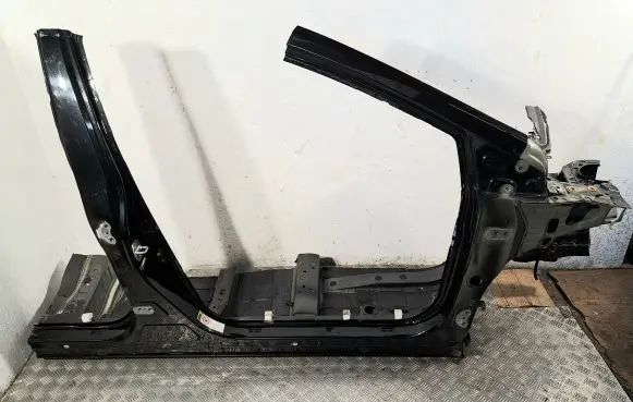 Toyota Avensis T270 Pillar (middle) 6131105040 6113105050