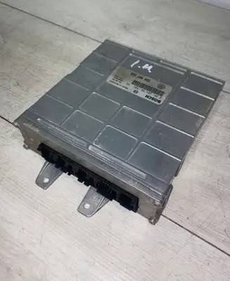 Volkswagen PASSAT B5 Engine control unit/module 8D0907558 0261204501