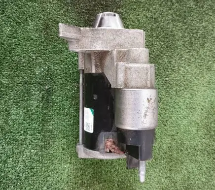 Dacia Sandero II Starter motor 233002596R