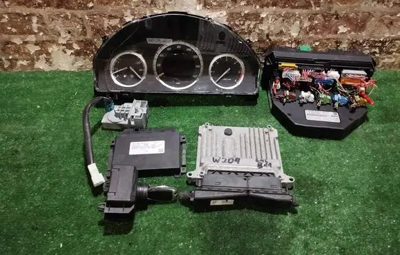 Mercedes-Benz C W204 Engine control unit/module A6461502072 A0054461840 28103315