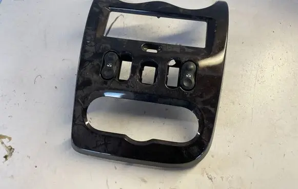 Radio/GPS head unit trim