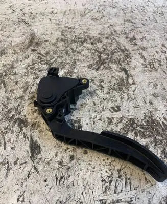 Nissan Juke I F15 Accelerator throttle pedal 180021km0b