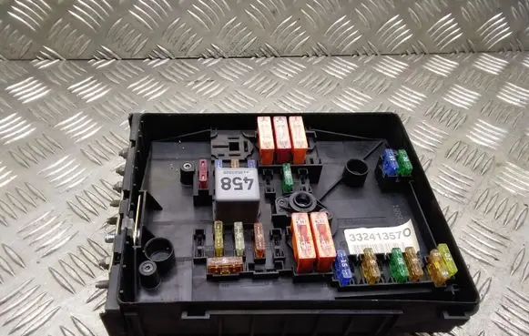 Volkswagen Golf V Fuse module 1K0937125